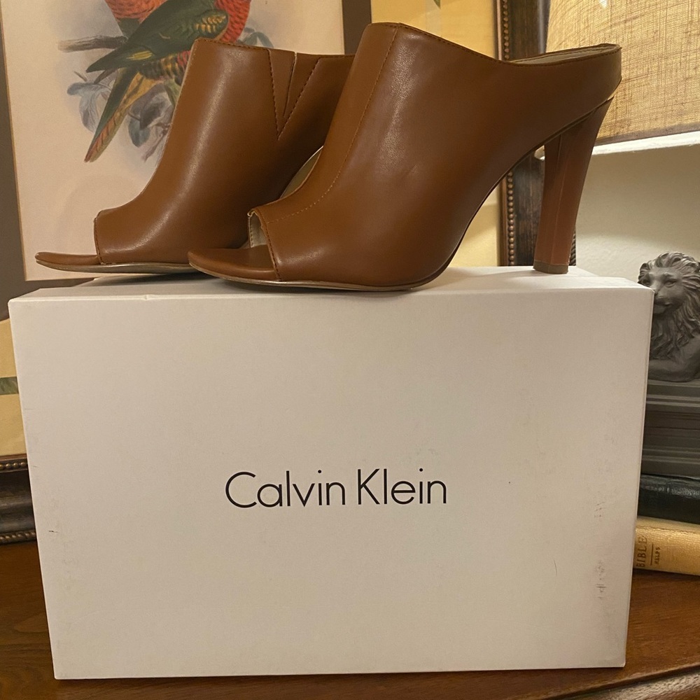 Calvin Klein Allie Cow Kansas Cigar Brown Heeled Peep Toe Mule 6.5. EUC in Box